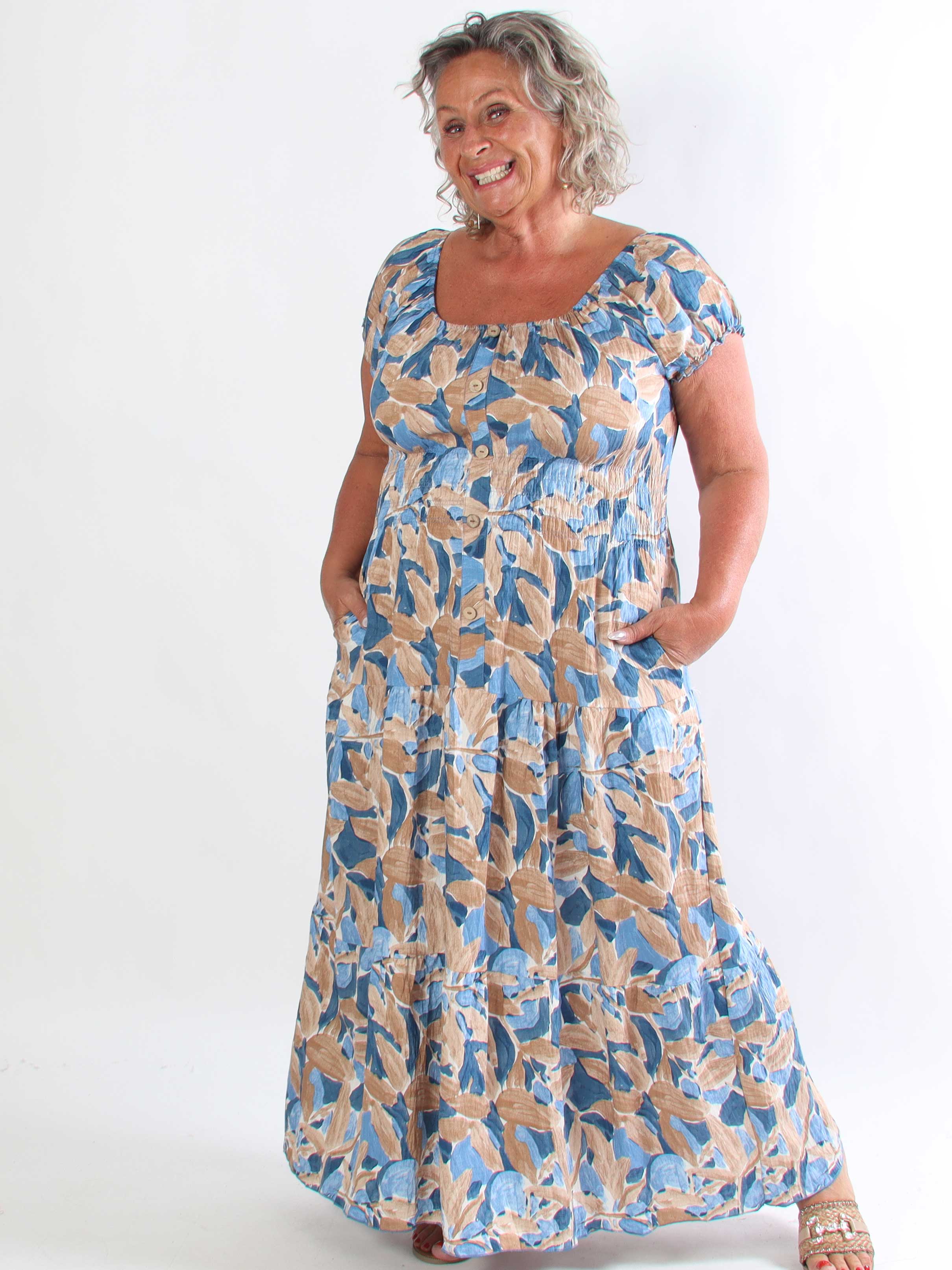Leilani Leaf - Plus size kjole i viskose med træknapper og smock
